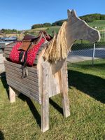 Holzross / Spielpferde mit Sattel, Zaumzeug, Zubehör