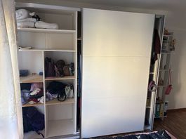 Grosser weisser Kleiderschrank