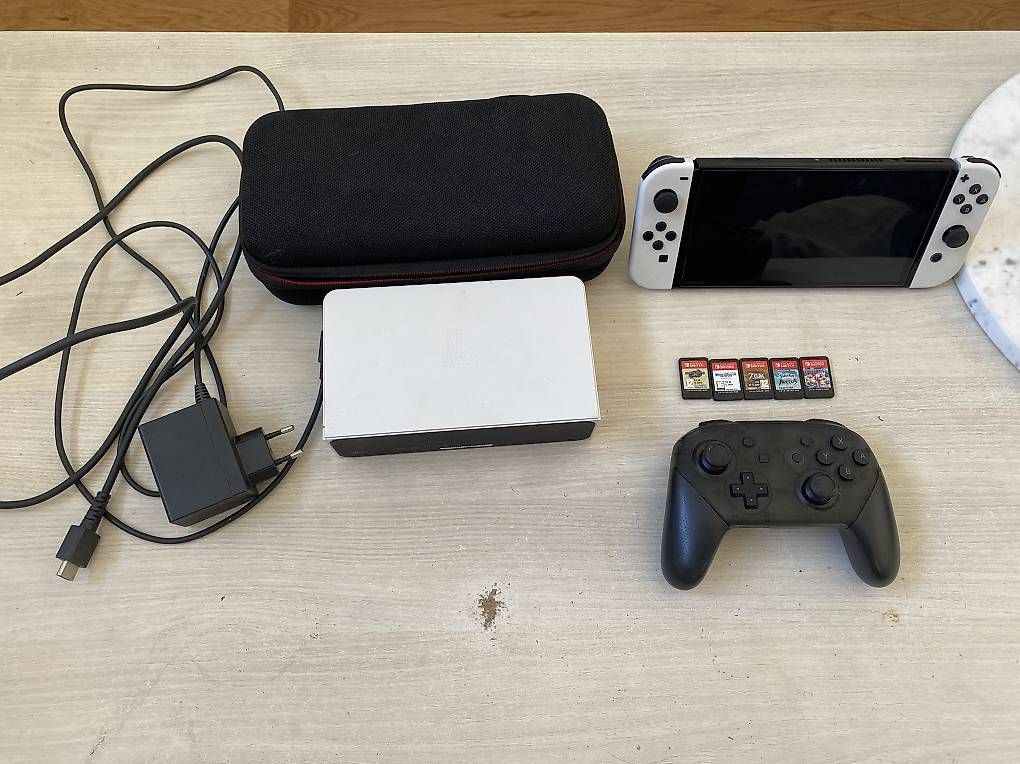 Nintendo Console: Nintendo switch oled avec jeux et accessoires – Usato da Préverenges venduto da arn_2tcv 1