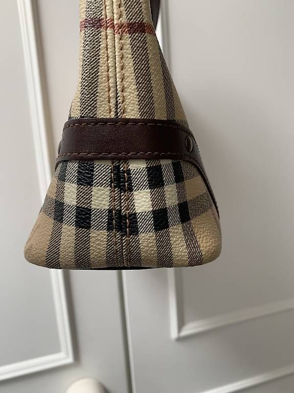 Burberry Sacs femmes: Original Burberry Nova Check Handtasche Leder – D'occasion à Rothrist par Oddymanliane 2