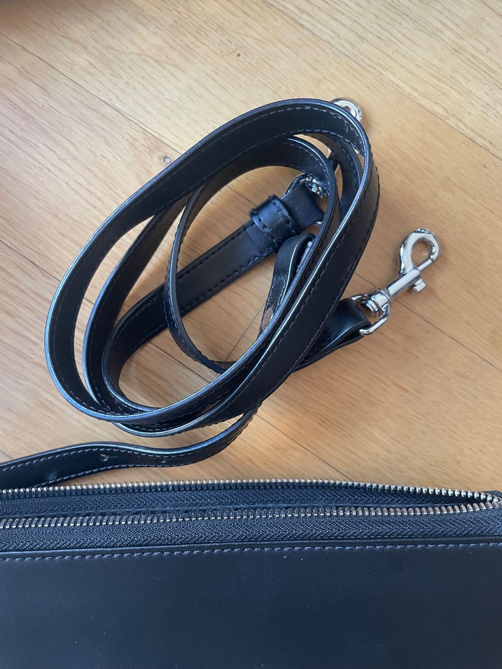 Aigner Borse: AIGNER Clutch mit drei Fächern und coolem Strap – Usato da Zürich venduto da fabienne1234 4