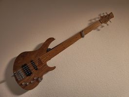 J&D BROTHERS.  SCHÖNER 5 STRING FRETLESS BASS. NEUWERTIG!