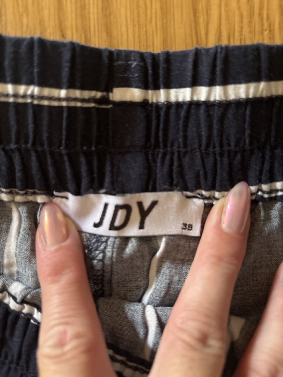 JDY Pantalons: Sommerhose JDY Grösse 38  – D'occasion à Rünenberg par ZwergLi100 1