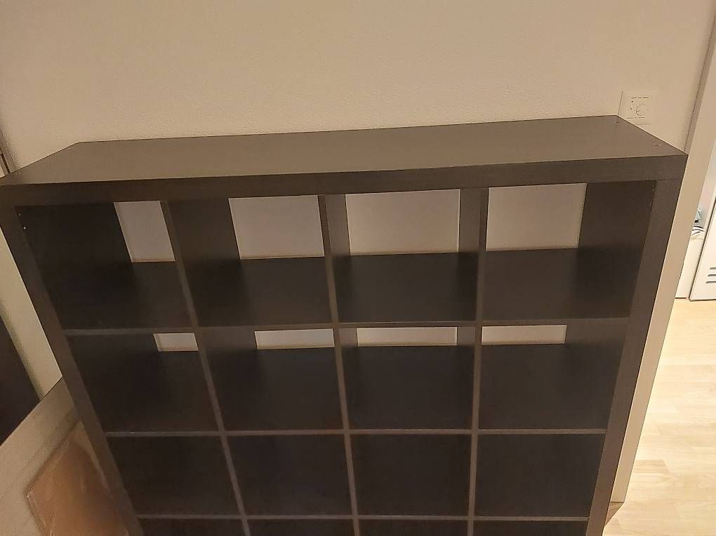 Scaffali: Kallax 4x4 schwarz-braun – Usato da Bönigen venduto da son_b9ft 1