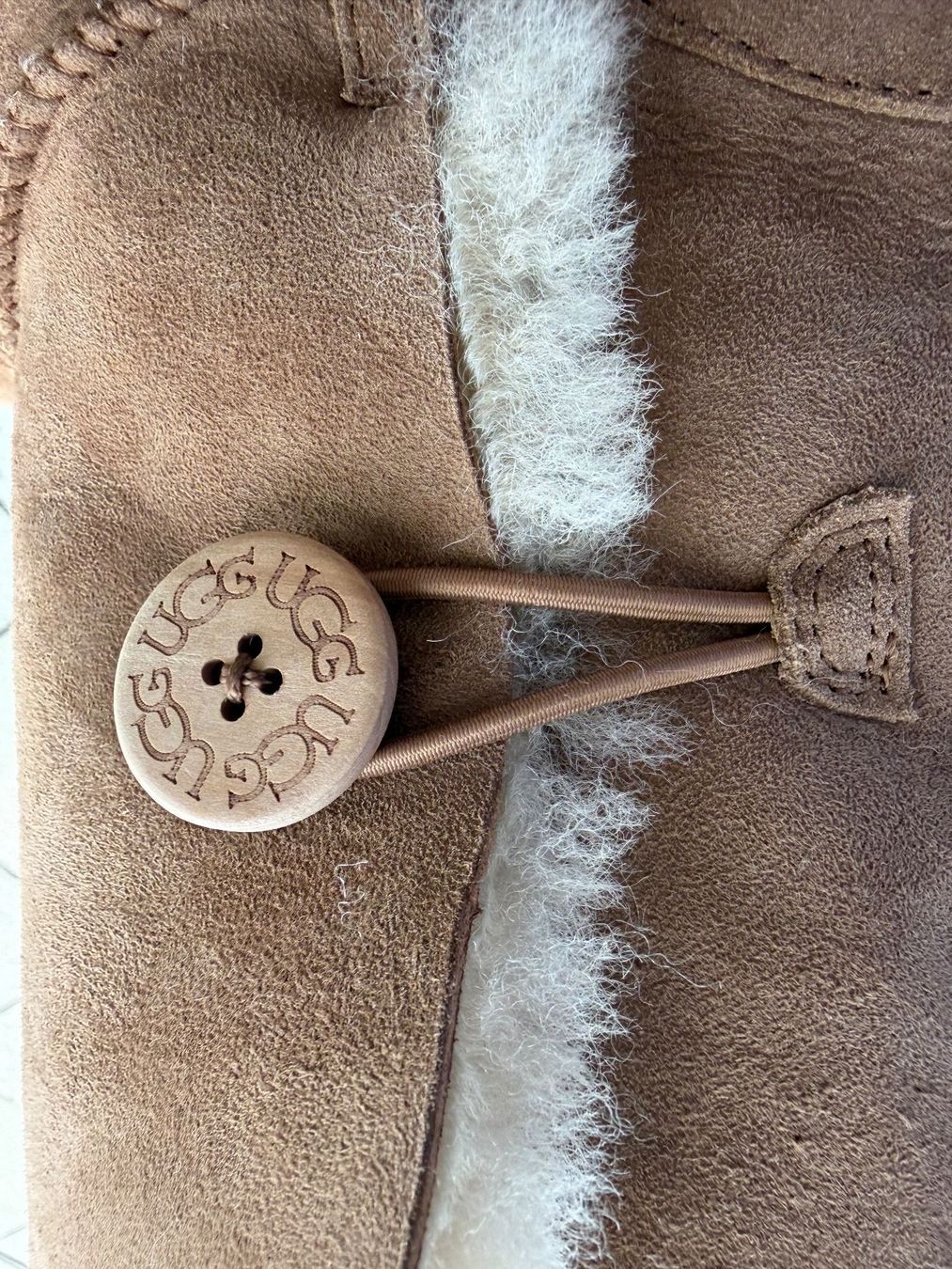 Ugg Damenschuhe: UGG Bailey Button Stiefel braun Grösse 42 Neu – Neu und originalverpackt aus Wilen b. Wollerau von rosmarin13 2