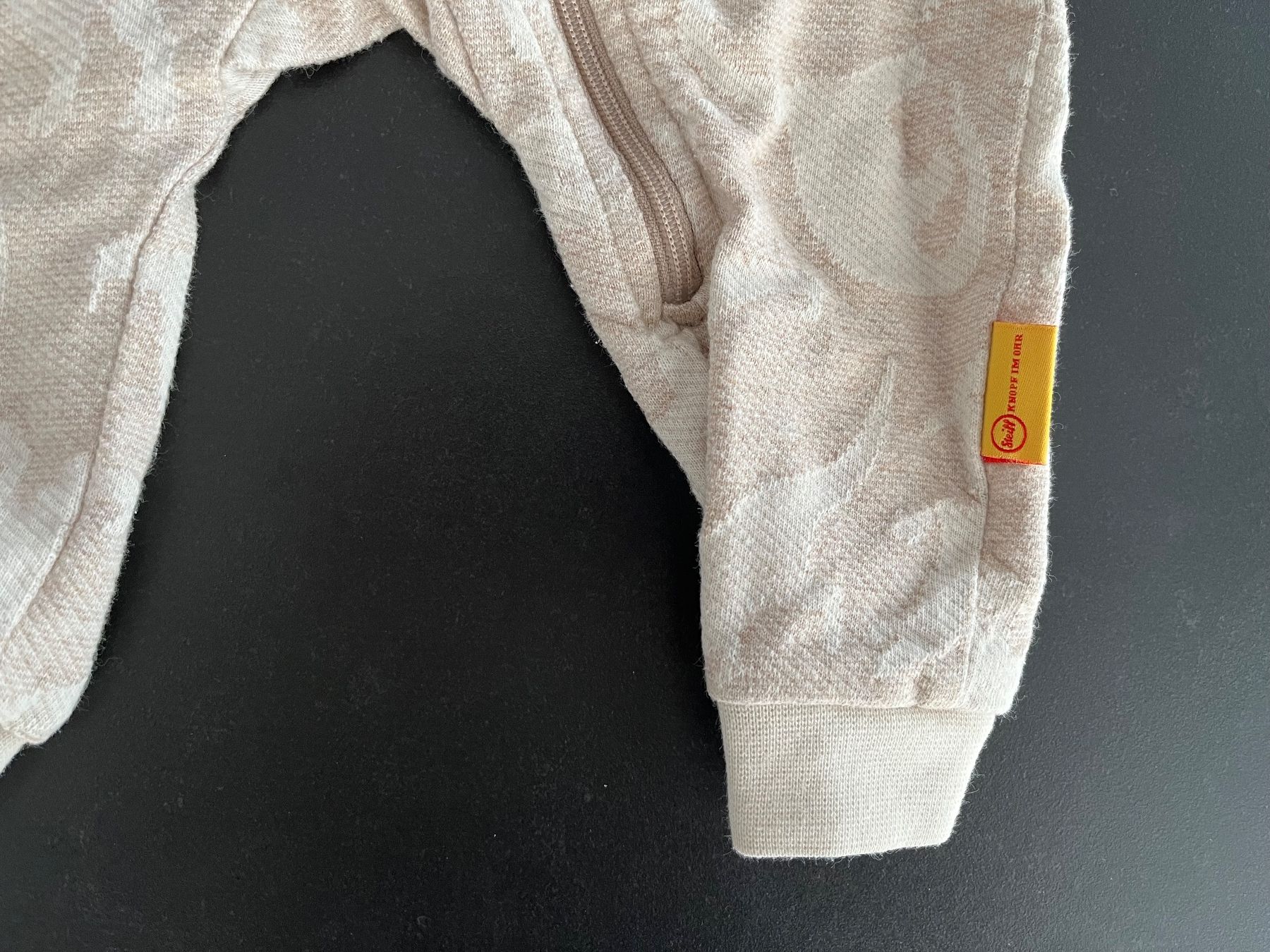 Pagliaccetti: Steiff Strampler Gr. 62, praktisch neu, Dinomuster – Nuovo (secondo la descrizione) da Wohlen AG venduto da kissne4 7