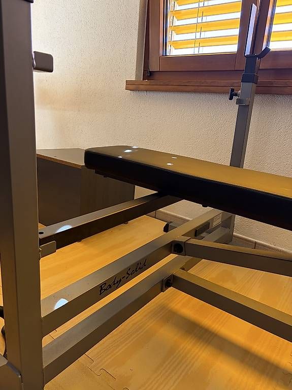 Hometrainer: Body-Solid Hantelbank mit Langhantelablage & Beintrainer – Usato da Buchrain venduto da bbrules1886 1