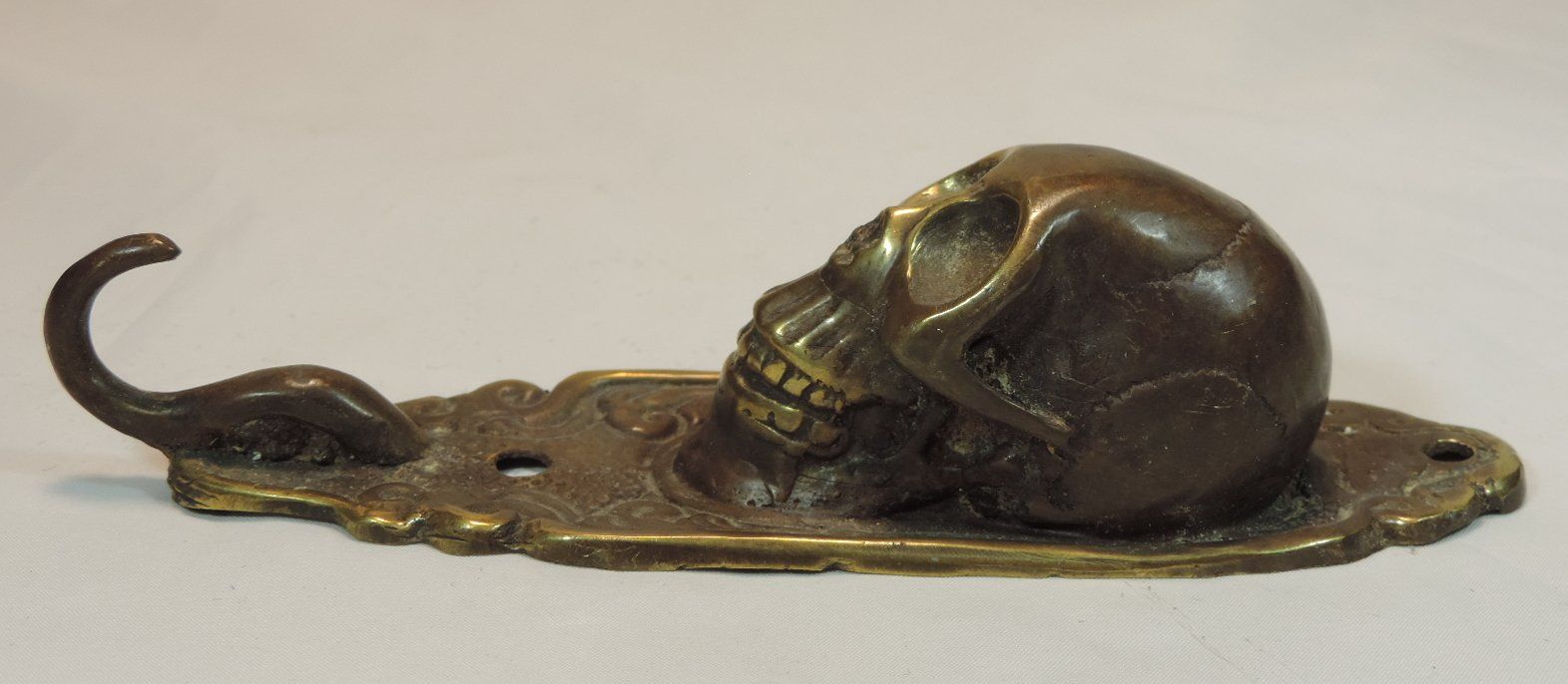 Guardaroba: Totenkopf Kleiderhaken aus Messing – Usato da Duggingen venduto da doogbua 1