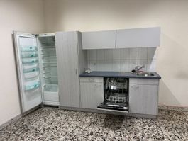 Küchenkombination mit Kuehlschrank und Geschirrspuehler