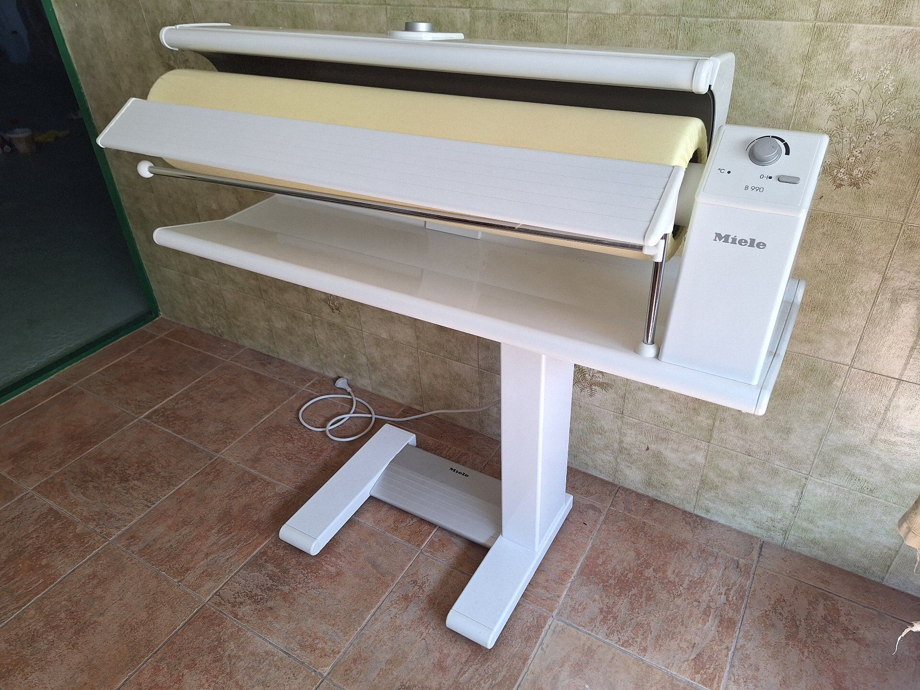 Miele Ferri da stiro: Machine à repasser Miele B990 - excellent état – Nuovo (secondo la descrizione) da Satigny venduto da jfl_r6bc