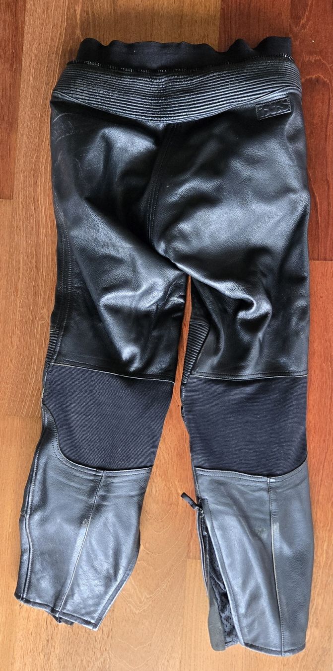 IXS Pantaloni: IXS Motorrad Lederhose Gr. 52 – Usato da Flims Waldhaus venduto da Hoenger 1
