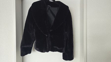 Warme Kunstfell Jacke, schwarz, Gr. 40 - Perfekt für Winter!