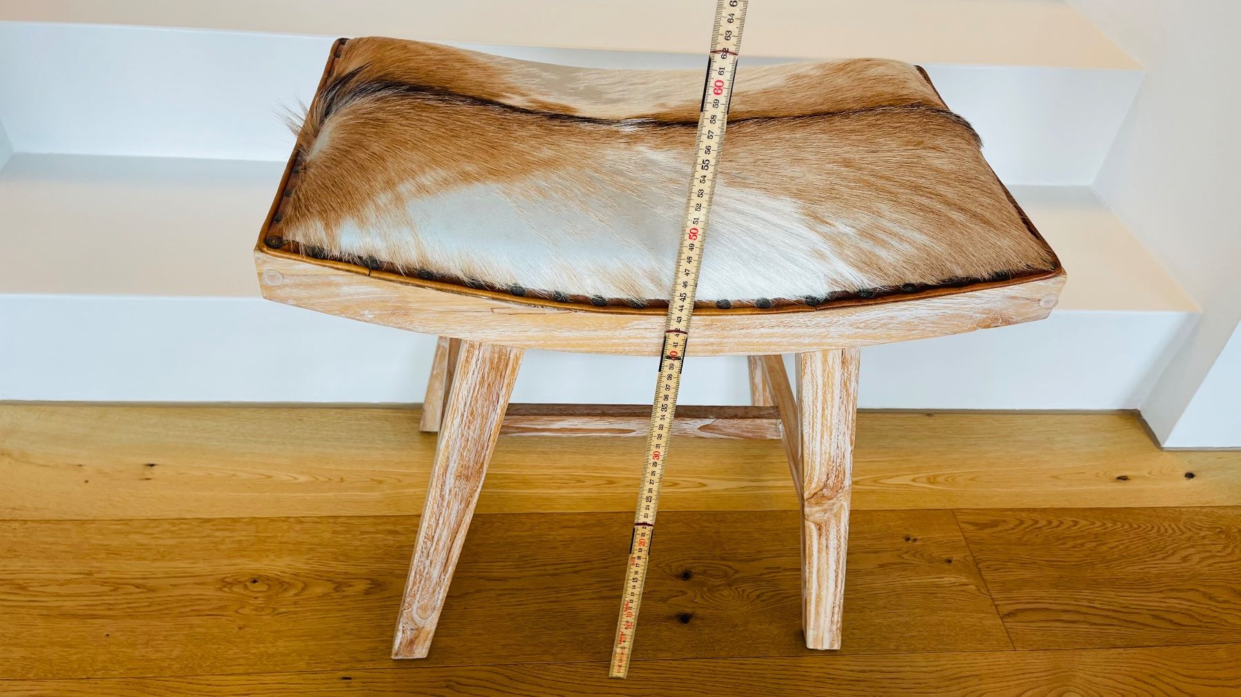 Sgabelli: Schöner Hocker mit Kuhfellbezug – Usato da Oberbuchsiten venduto da aria783 2