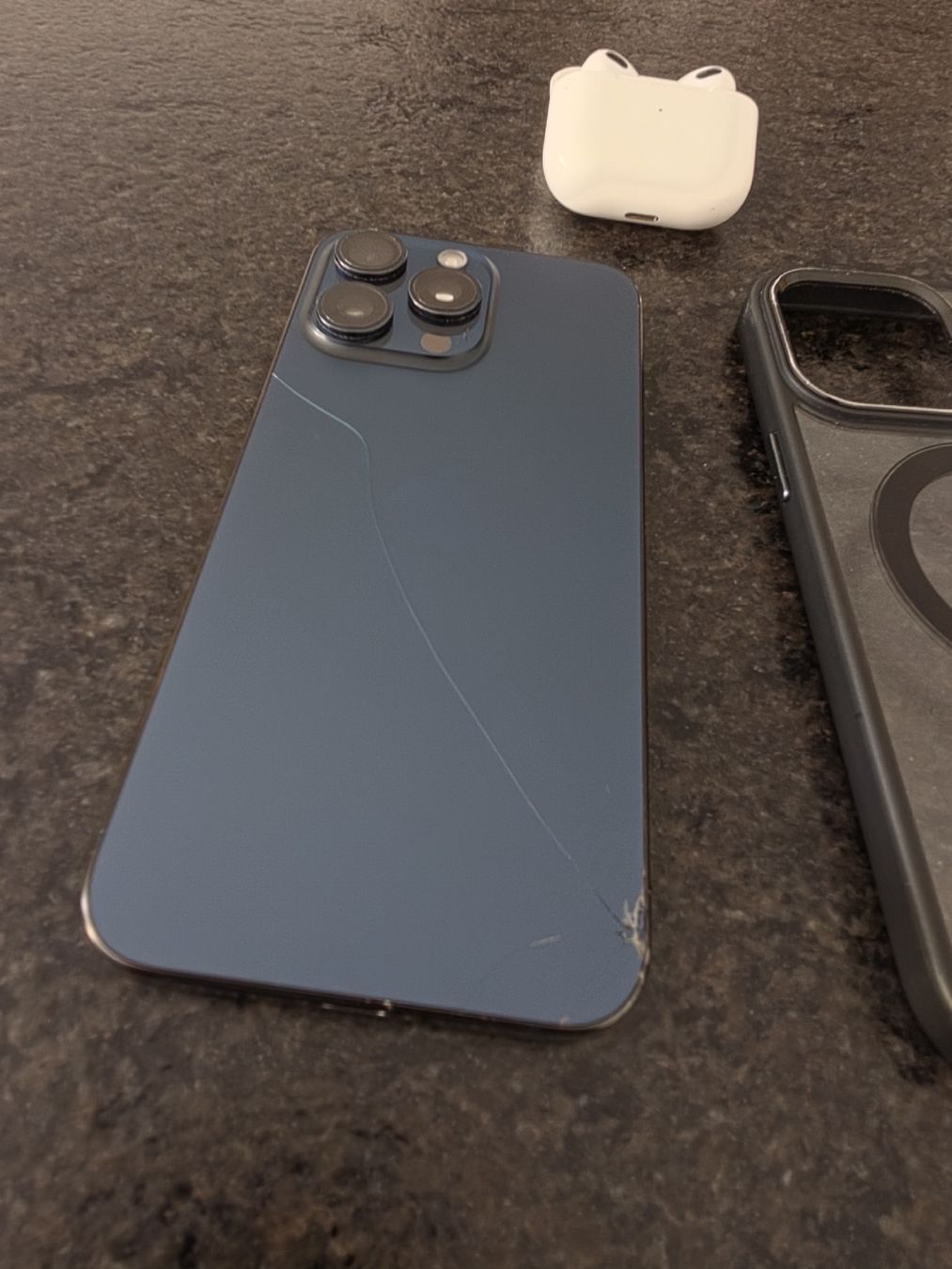 Apple Portables: iPhone 15 Pro Max 256 Go graphite avec écouteur et coque. – D'occasion à Le Landeron par ANDREAA02 7