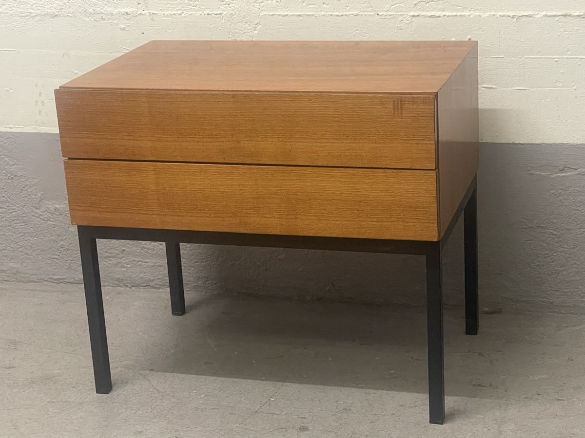 Commodes: Vintage kommode/sideboard mit 2 schubladen & metallfüsse – D'occasion à Zürich par Vintage-1993 1