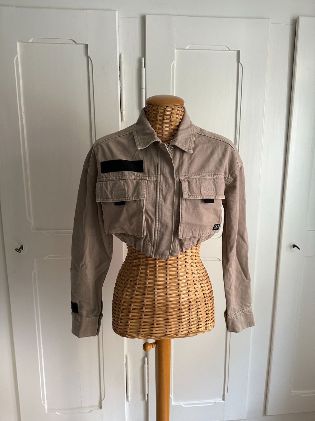 Bershka Jacken: BERSHKA - cropped Jacke beige XS – Gebraucht aus Zürich von Diazaio