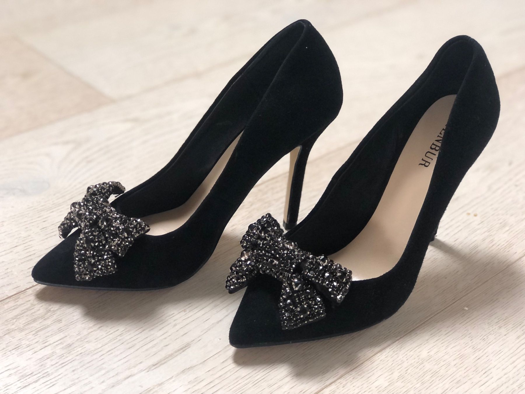 Scarpe da donna: Damen Menbur Absatzschuhe Gr. 37 – Usato da Unterägeri venduto da Lerchemeerenge 1