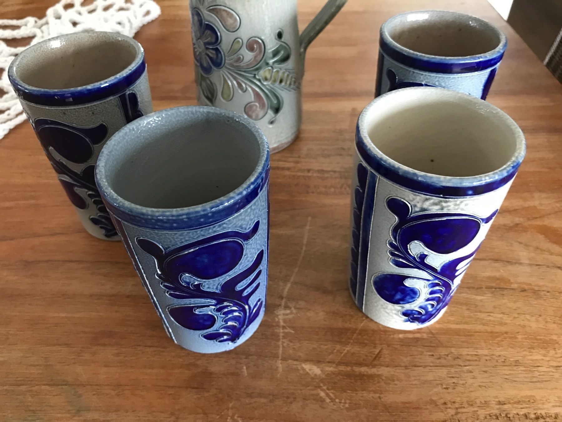 Caraffe: Weinkrug  mit 4 Wein Becher Steingut Vintage – Usato da Regensdorf venduto da Spyke55 1