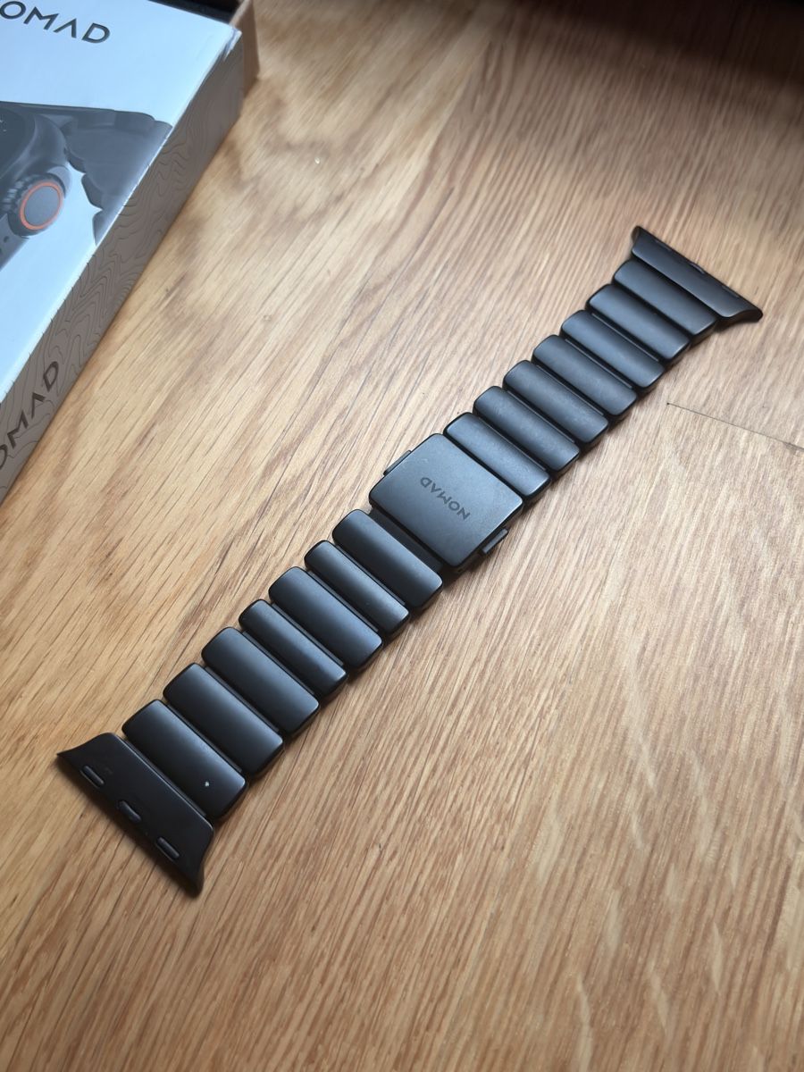 Armbänder & -reifen: Apple Watch Nomad Stratos Band Black Titanium – Gebraucht aus Zürich von atticsale 1