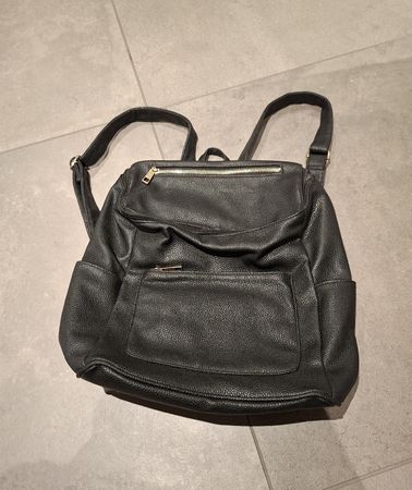 Schwarzer Rucksack mit Kunstlederoptik guter Zustand