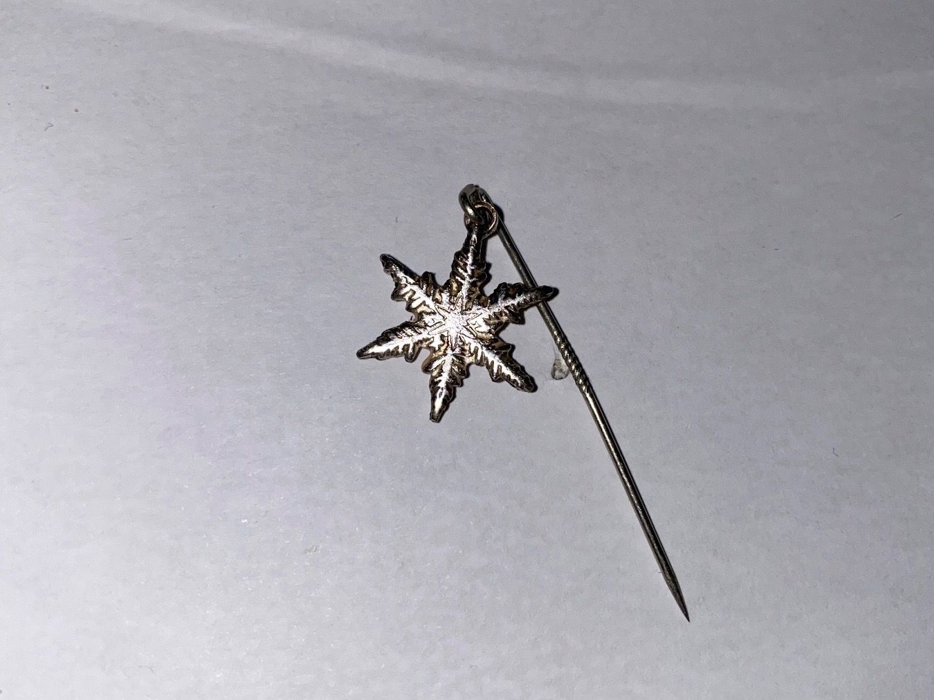 Plaquettes & Badges: EPINGLETTE - FLOCON DE NEIGE – D'occasion à Le Brassus par cinema13