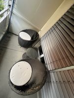 Gartensessel mit Kissen und Tisch defekt