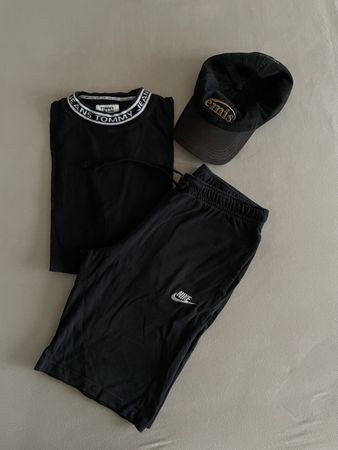Short Nike noir, taille M, parfait pour l'été!