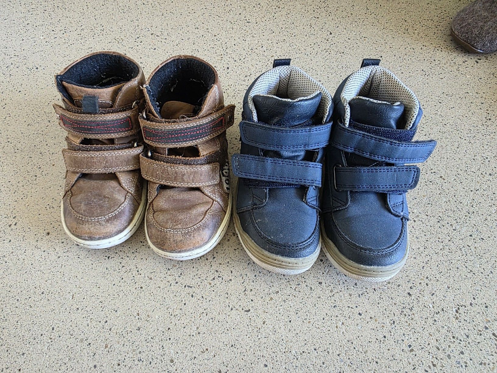 Scarpe per ragazzi: 2 Paar Turnschuhe Grösse 25 – Usato da Zürich venduto da Allek