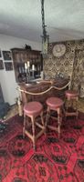Bar mit Wandschrank Holz und drei Hocker