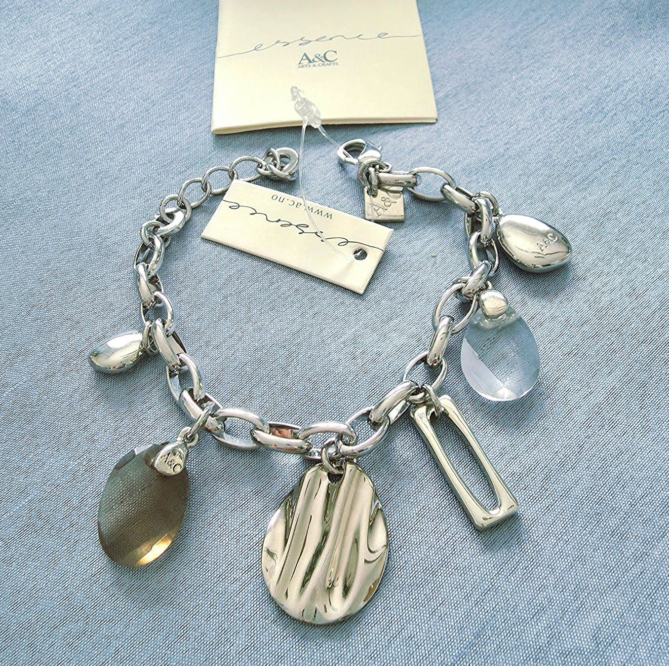Armbänder & -reifen: Exquisites Design Armband mit Charms - A&C Neu – Neu und originalverpackt aus Uetikon am See von Springdream 3