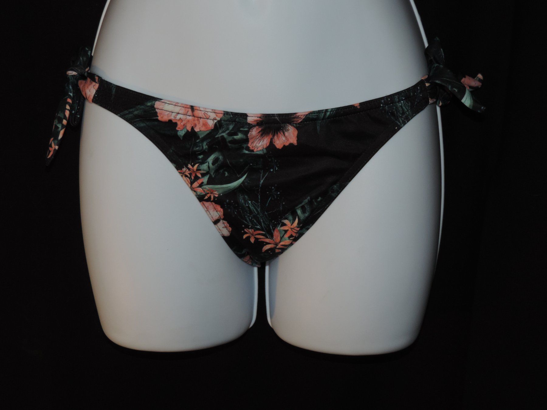 Maillots de bain & Bikinis: culotte de maillots de bain à fleurs exotique – Neuf (Voir description) à Genève par Axelle333 1
