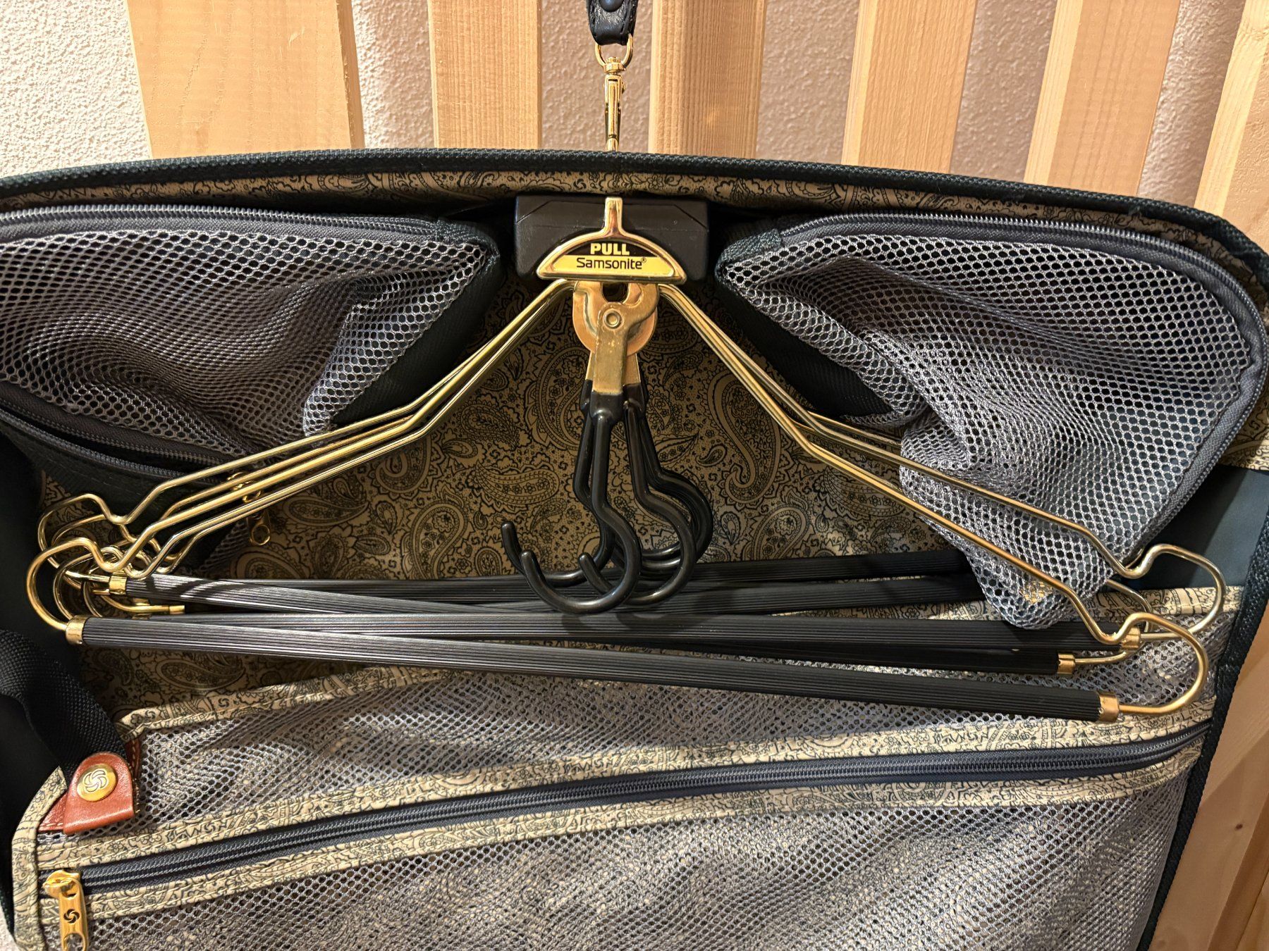 Valises & Sacs: Samsonite Kleiderschrank Trolley – D'occasion à Elgg par Jo_Naj 5
