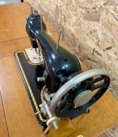 Pfaff 31: Zentralspulenmaschine, ab 1916 (vintage) mit Möbel