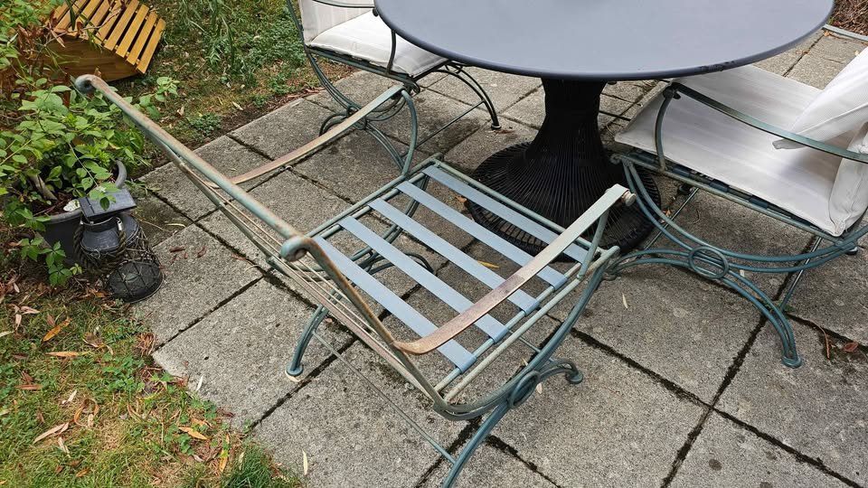Chaises: Garten Stühle massiv mit Tisch – D'occasion à niederbipp par c10 3