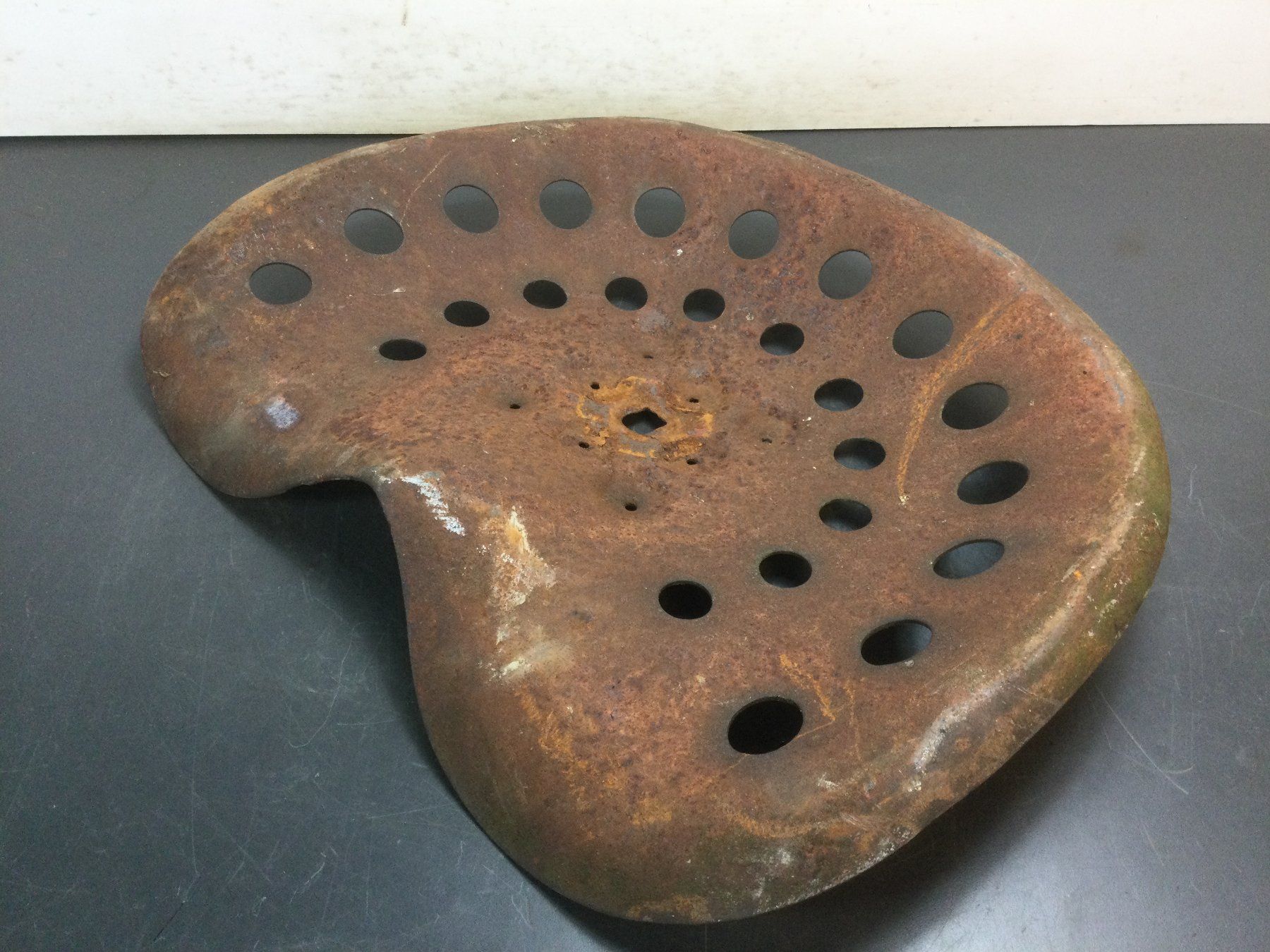 Trattori: Original antike Rapid oder Maschinen Sitzschale aus Metall – Usato da Wangen SZ venduto da kuriosum12 1