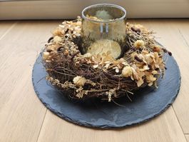 Schieferplatte mit Trockenblumenkranz & Kerzenglas
