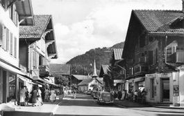 Gstaad BE Dorfstrasse Dorfzentrum Geschäfte Oldtimer