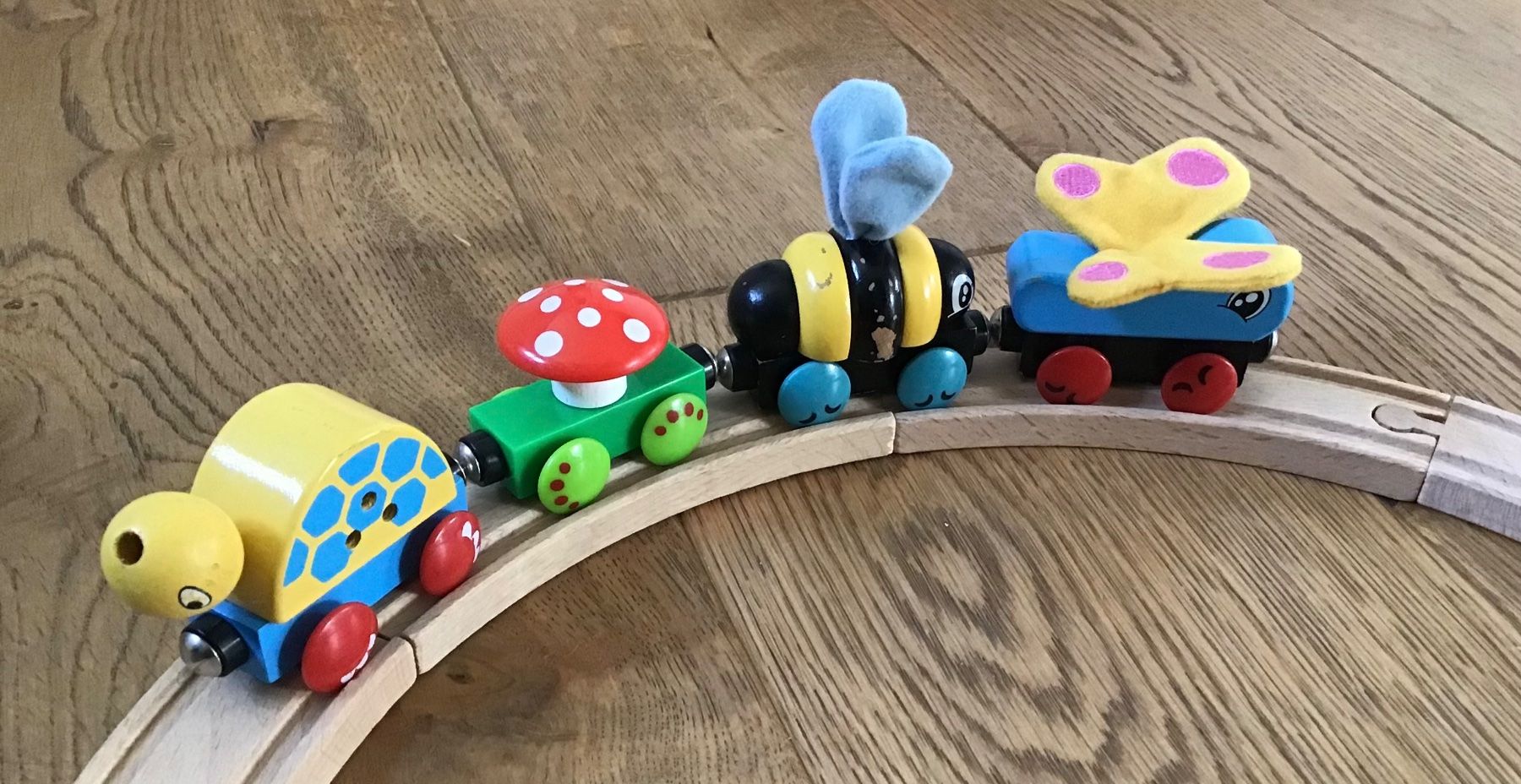 Giocattoli: Holz-Eisenbahn mit Tieren und Schiene – Usato da Rotkreuz venduto da GerberaSpider08 1
