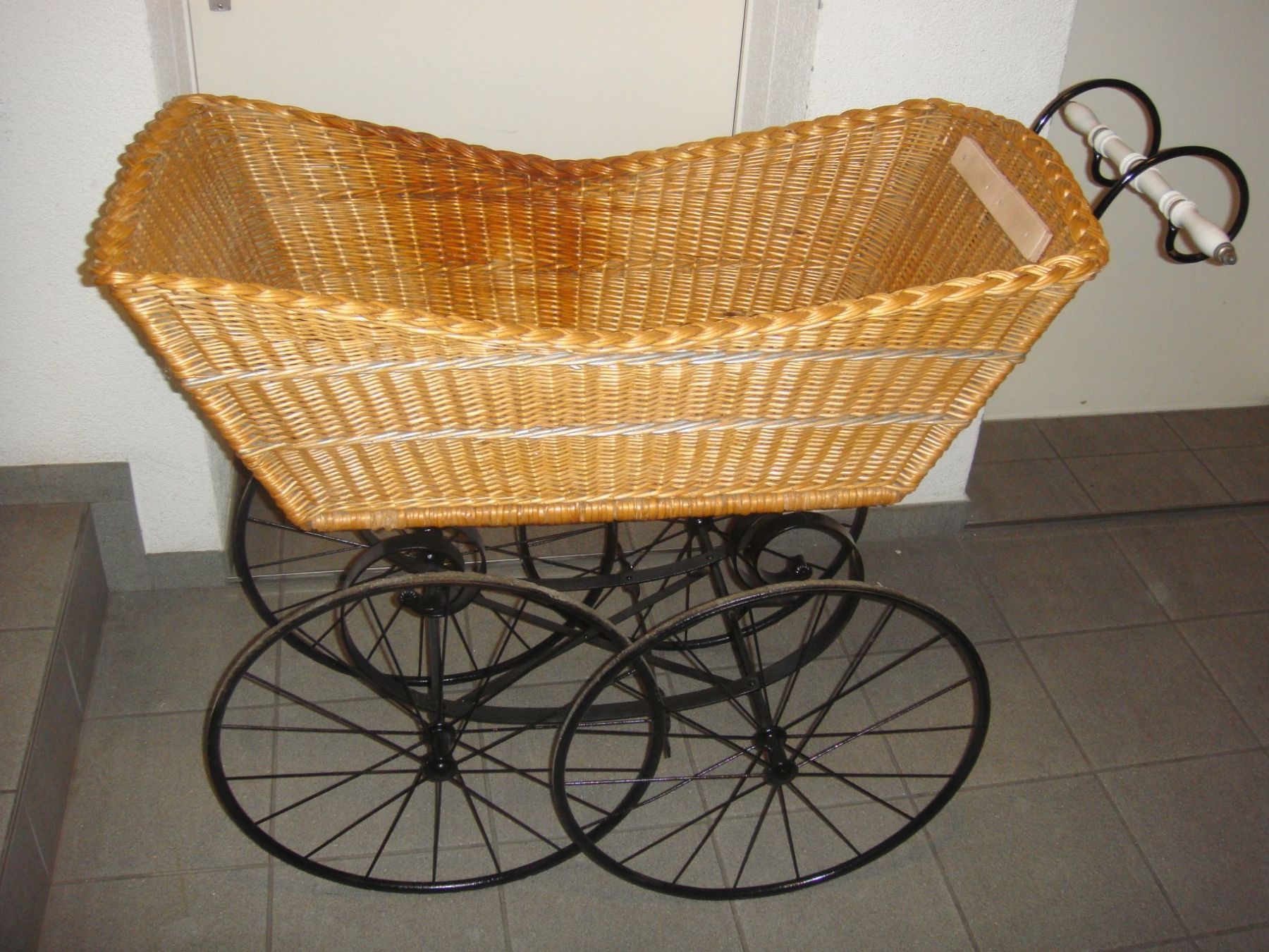 Wiegen & Stubenwagen: Antiker Stubenwagen ca 100 Jahre alt – Gebraucht aus muri ag von roessli01 2