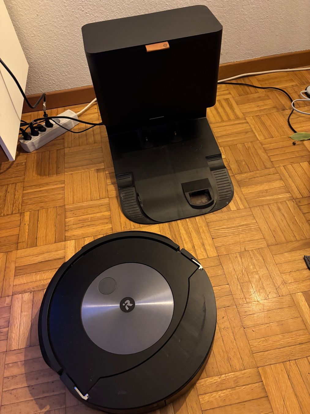 Irobot Aspirapolveri & Accessori: I Robot Rooma i5 – Usato da Zürich venduto da strabii 1