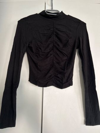 Schickes, schwarzes Langarmshirt Stehkragen