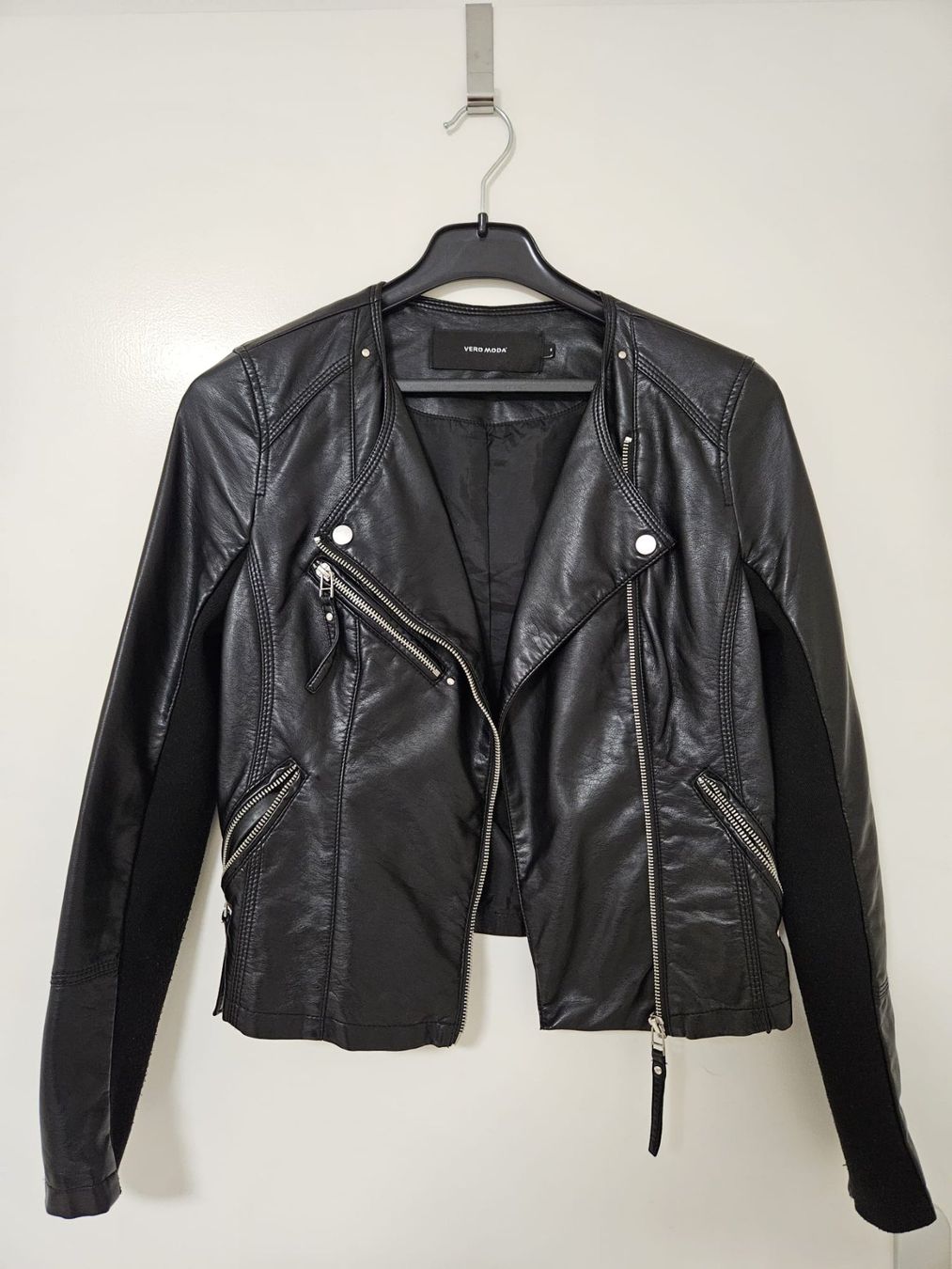 Vero Moda Giacche: Schwarze Kunstlederjacke von Vero Moda, Grösse S – Usato da Winterthur venduto da noodle_soup