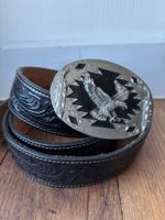 Schwarzer, geprägter Ledergürtel von Tony Lama Zinnschnalle.
