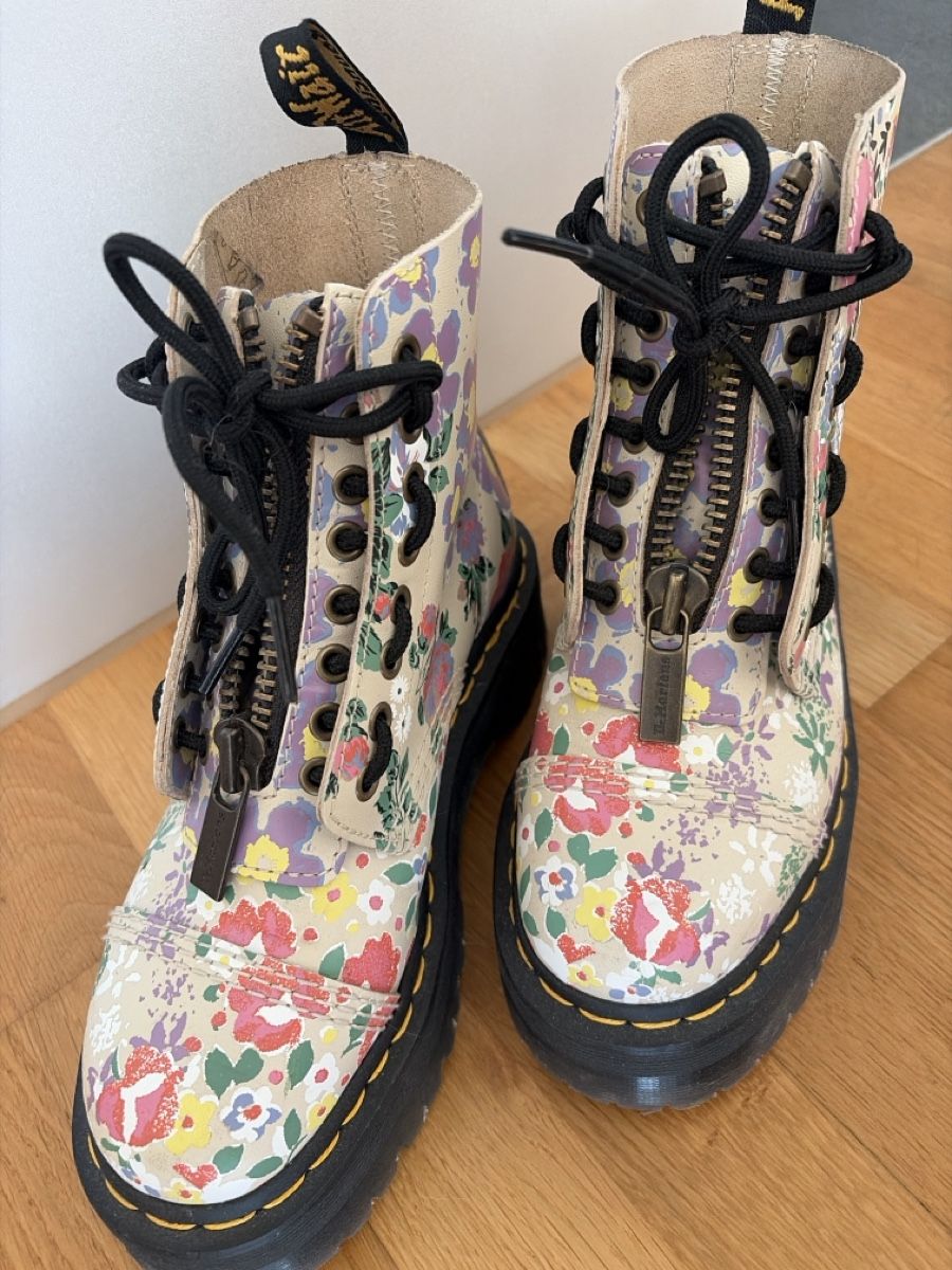 Dr. Martens Chaussures femmes: Dr. Martens SINCLAIR FLORAL MASH UP LEATHER PLATFORM BOOTS – D'occasion à Ittigen par fevo 2