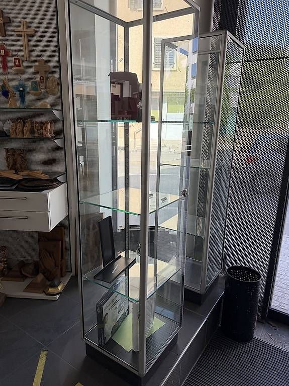 Vitrines: Vitrine Glas mit Alurahmen  – D'occasion à Winterthur par monika.christen28