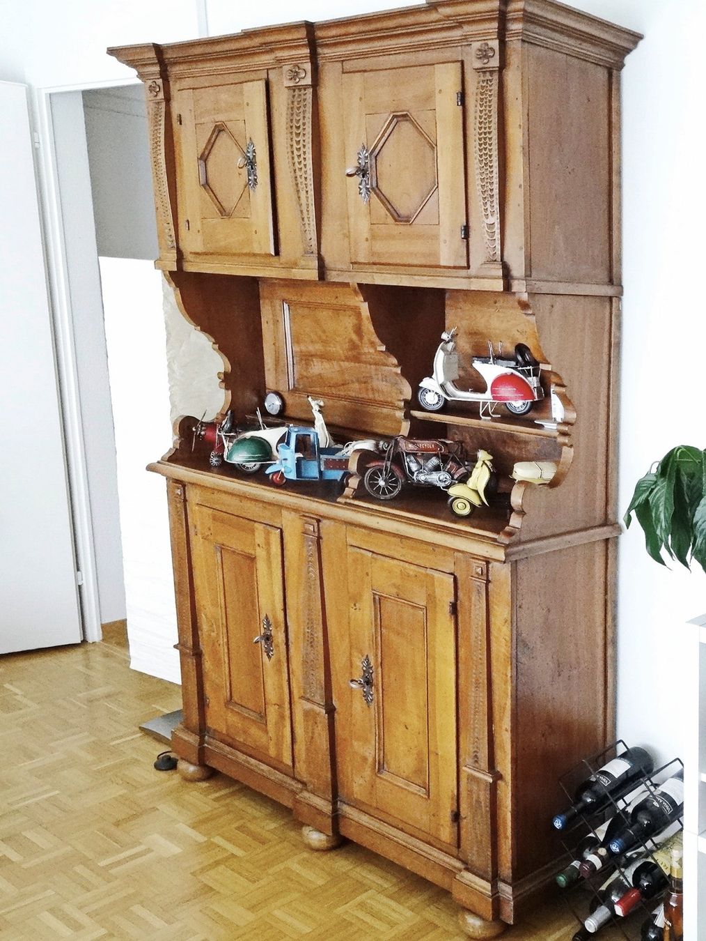 Credenze: Seltenes, guterhaltenes Nussbaum-Bauernbuffet – Usato da Zumikon venduto da Bonotli