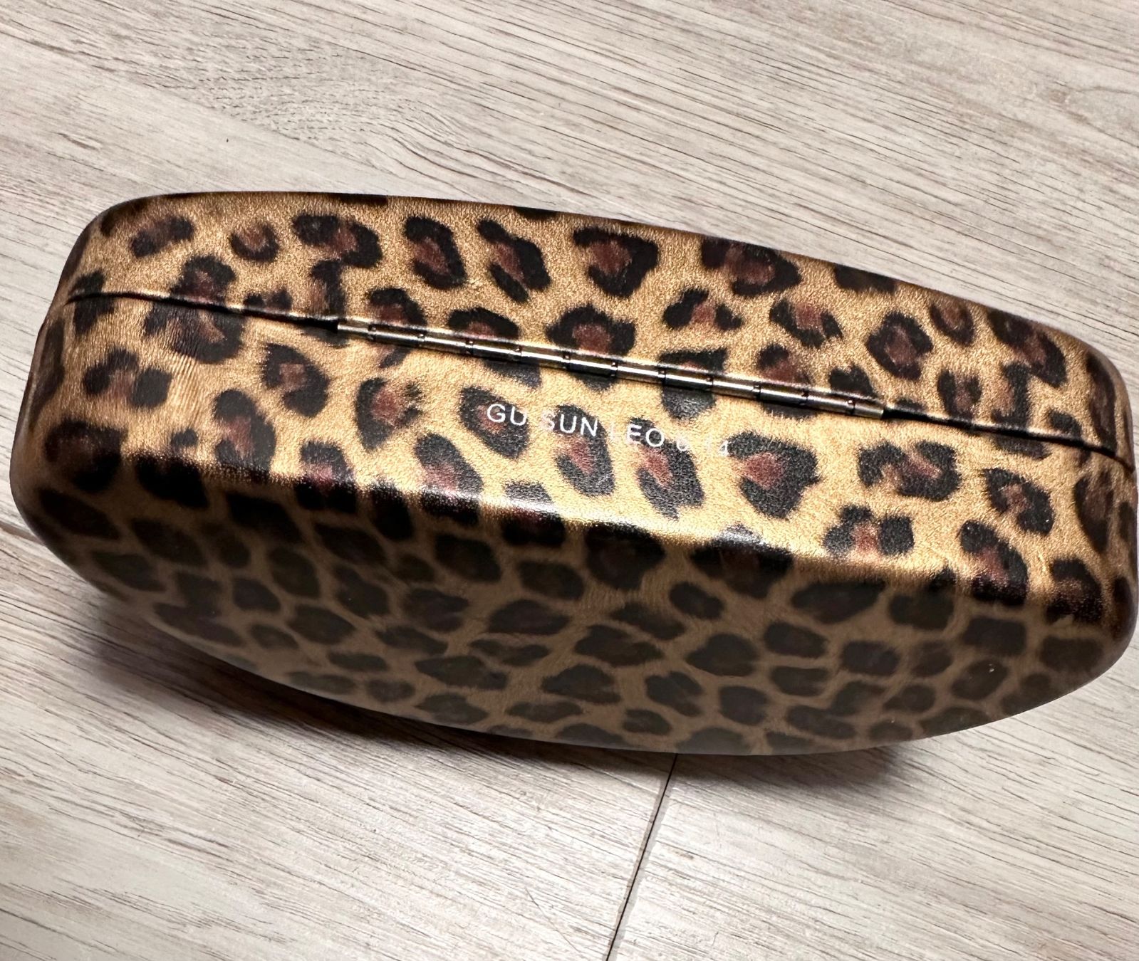 Guess Altro in  Abbigliamento & Accessori: GUESS Vikky Brillenetui Leopard gross – Usato da Rickenbach b. Wil venduto da sunneschii_ 4