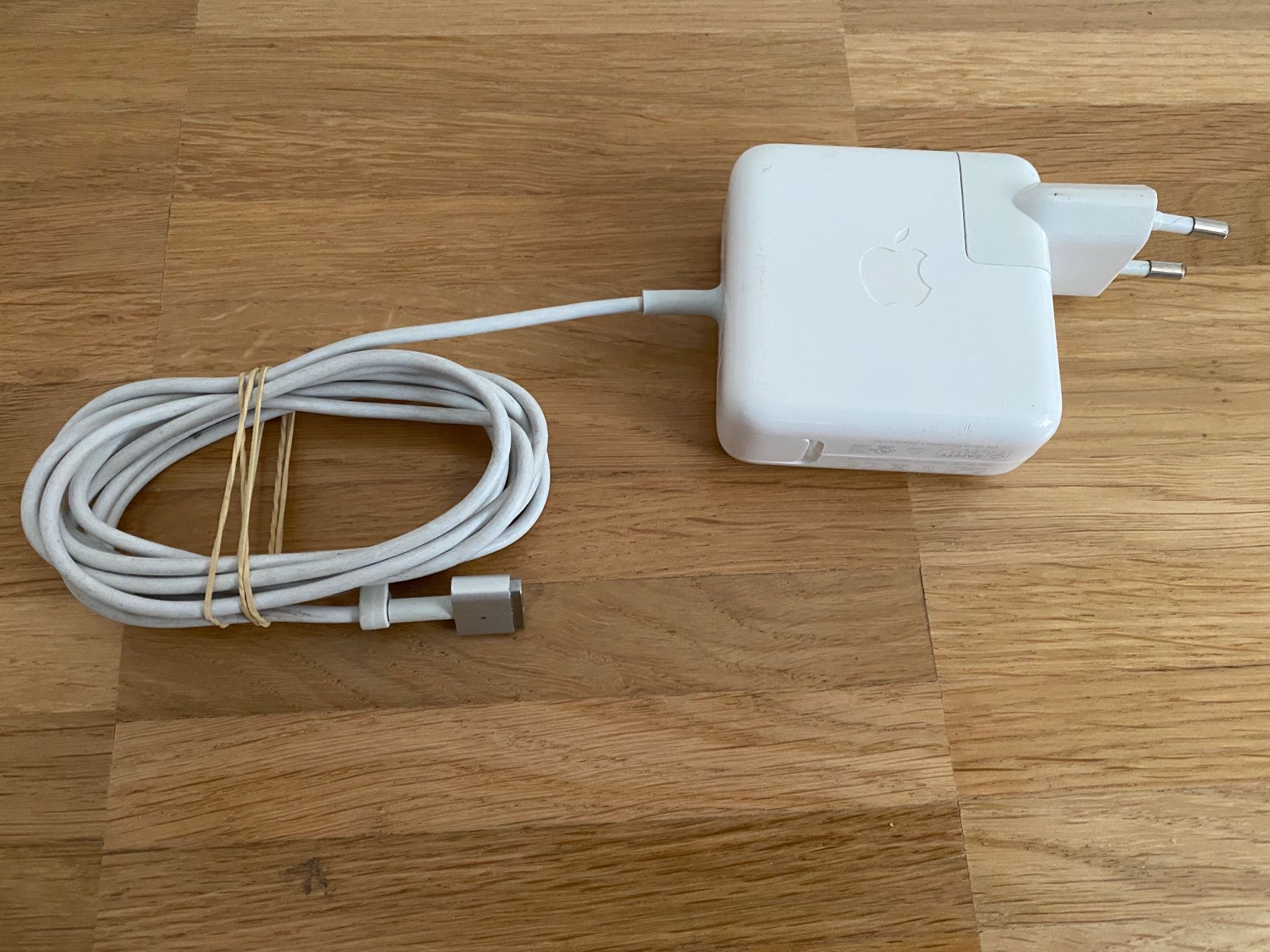 Apple Ladegerät: Apple MagSafe 2 Power Adapter (45W) / Netzteil für Macbook – Gebraucht aus Rotkreuz von mia_dc2r