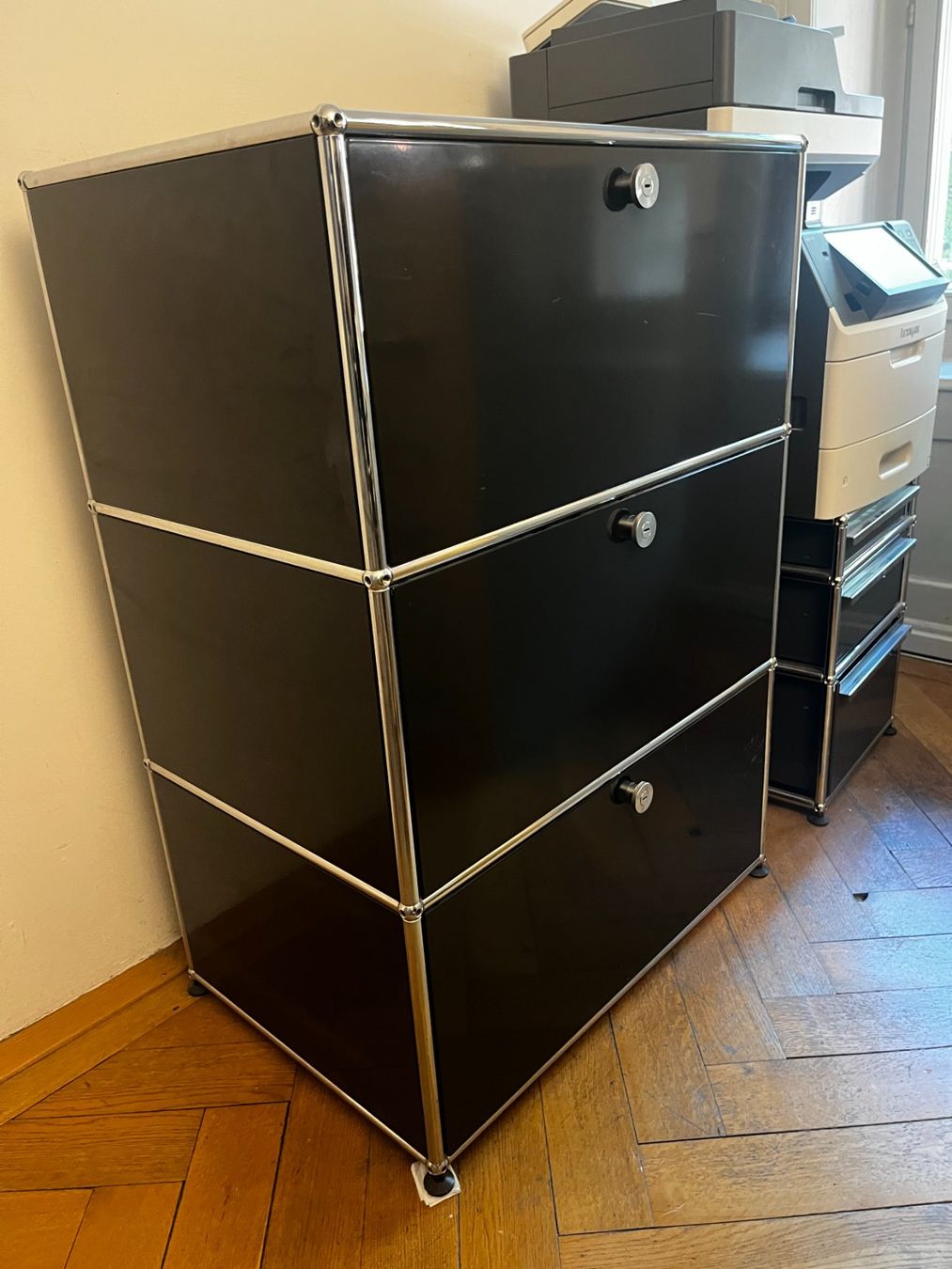 USM Cassettiere: USM Sideboard Kommode mit Hängeregisterschubladen schwarz – Usato da Zürich venduto da Allrounders