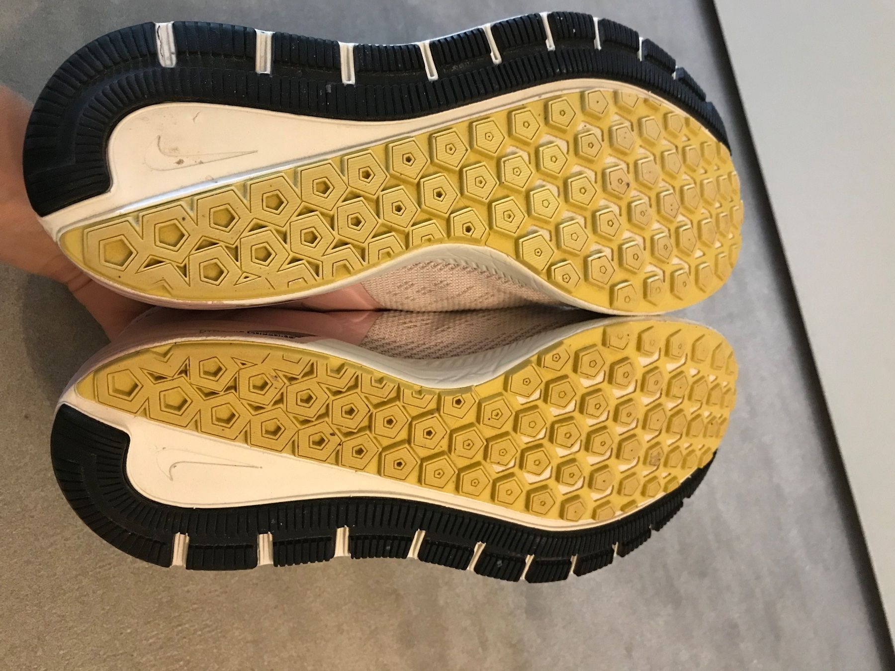 Nike Schuhe für Mädchen: Nike Air Gr. 35,5 Turnschuhe Run – Gebraucht aus Affoltern am Albis von variablend 3